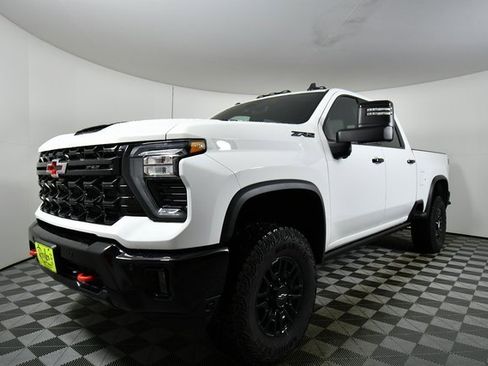 Used 2025 Chevrolet Silverado 2500 ZR2 w/ Technology Package image 6