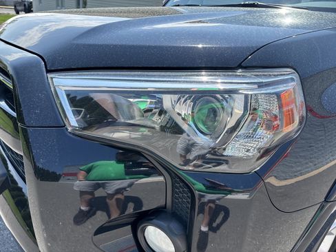 Used 2020 Toyota 4Runner SR5 AWD/4WD image 10