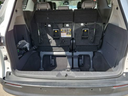 Certified 2023 Toyota Sienna XLE FWD image 33