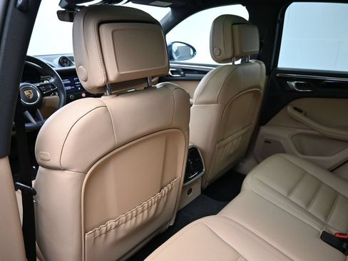 Certified 2025 Porsche Macan AWD/4WD image 8
