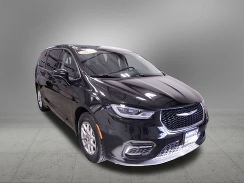 Used 2024 Chrysler Pacifica Touring-L image 9