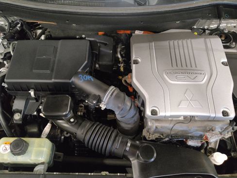 Used 2018 Mitsubishi Outlander SEL image 30