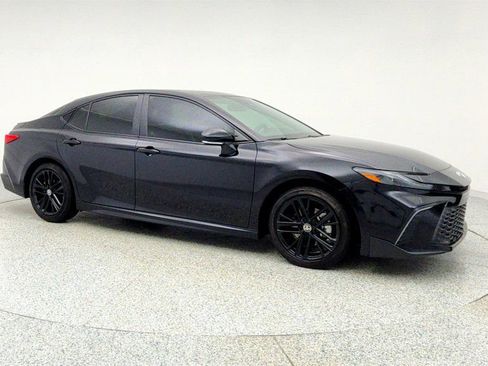 Used 2025 Toyota Camry SE image 3