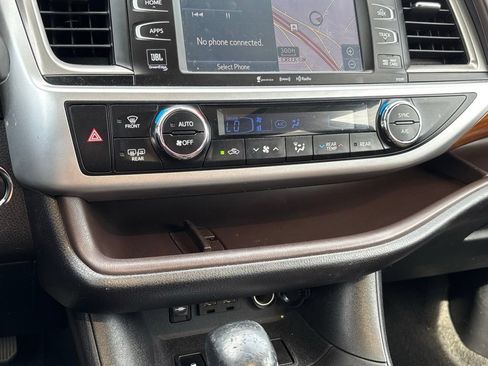 Used 2019 Toyota Highlander Limited FWD image 23