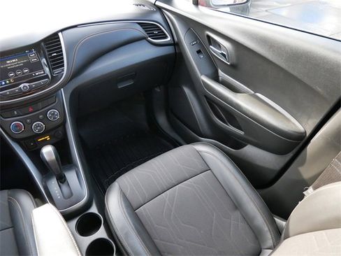 Used 2022 Chevrolet Trax LT w/ LT Convenience Package image 11