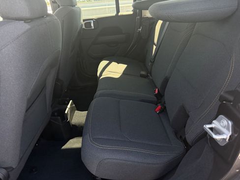 Used 2025 Jeep Wrangler Sahara image 24