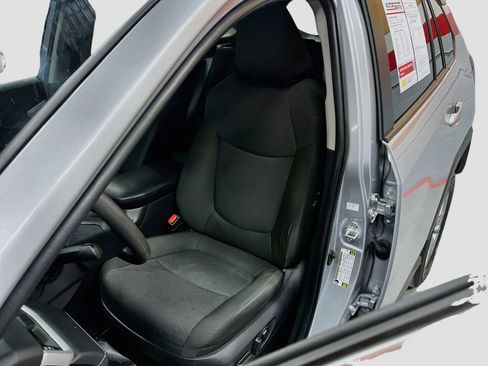 Used 2025 Toyota RAV4 XLE AWD/4WD image 19