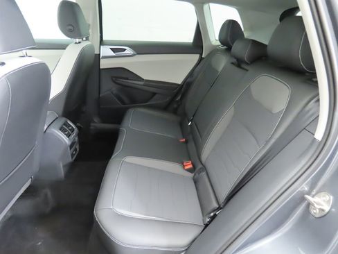 Used 2025 Volkswagen Taos SE w/ Panoramic Sunroof Package FWD image 21