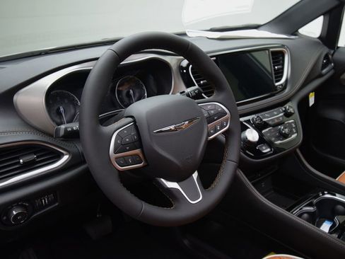 New 2026 Chrysler Pacifica Pinnacle w/ Trailer Tow Group image 23