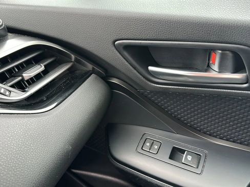 Used 2018 Toyota C-HR XLE image 37