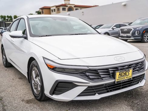 Certified 2025 Hyundai Elantra SE image 3