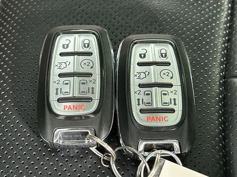 Used 2023 Chrysler Pacifica Limited FWD image 37
