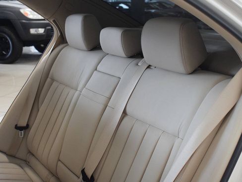Used 2014 Mercedes-Benz E 550 4MATIC Sedan image 39