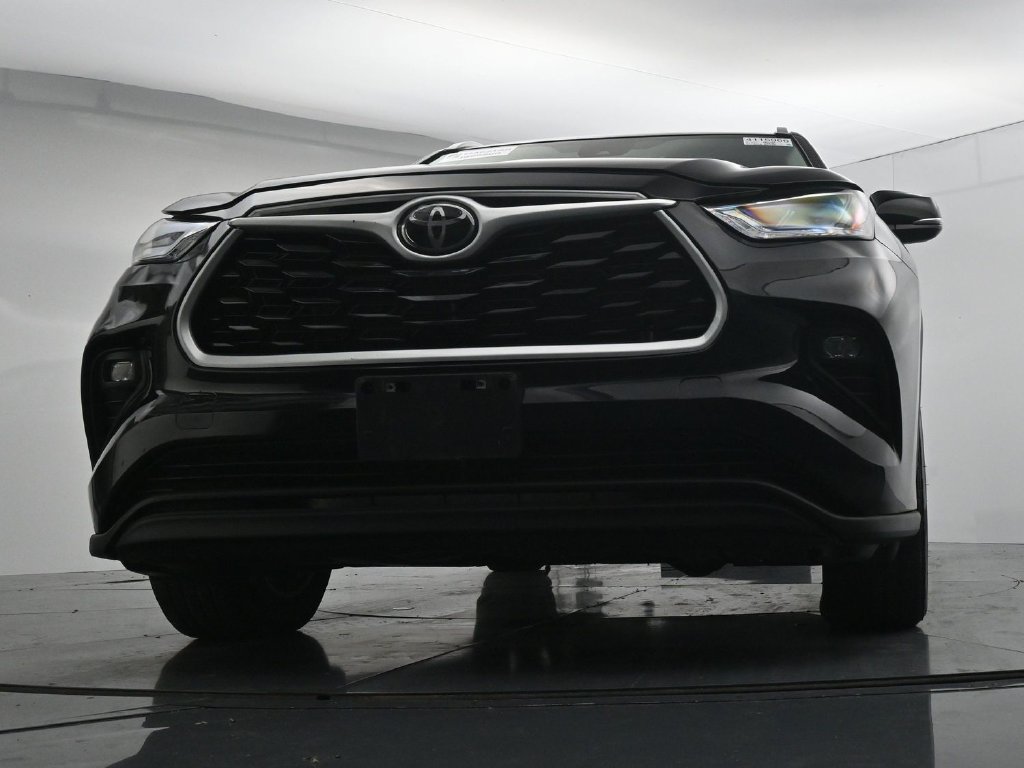 Used 2023 Toyota Highlander XLE AWD/4WD image 19