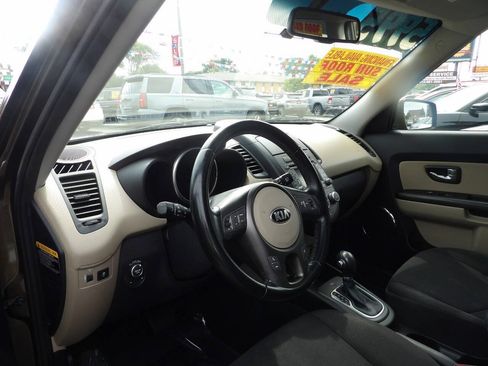 Used 2013 Kia Soul ! FWD image 6
