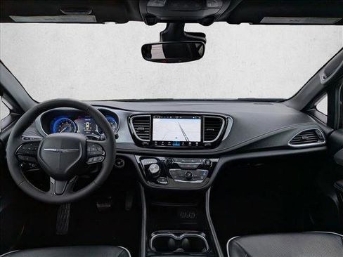 Used 2025 Chrysler Pacifica Limited image 22