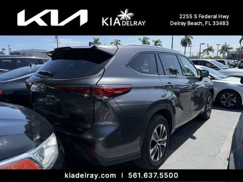 Used 2022 Toyota Highlander XLE FWD image 2