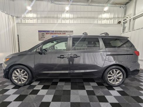 Used 2020 Kia Sedona EX image 2
