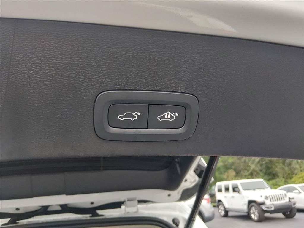 Used 2023 Volvo XC40 B4 Ultimate FWD image 16