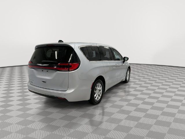Used 2024 Chrysler Pacifica Touring-L FWD image 10