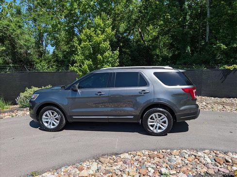 Used 2018 Ford Explorer XLT AWD/4WD image 2