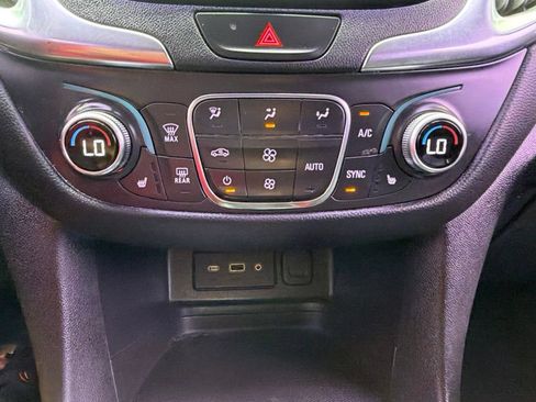 Used 2021 Chevrolet Equinox LT FWD image 18