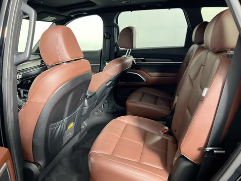 Used 2024 Kia Telluride EX w/ EX Captain's Chair Package FWD image 26