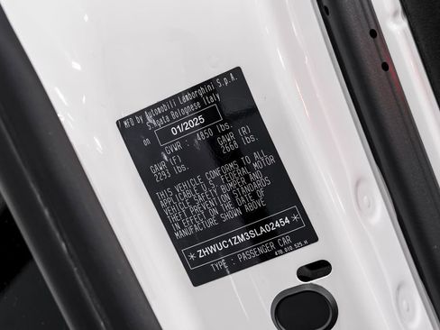 Used 2025 Lamborghini Revuelto image 10