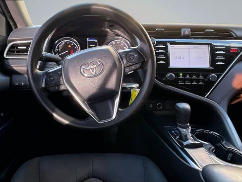 Used 2018 Toyota Camry LE image 5