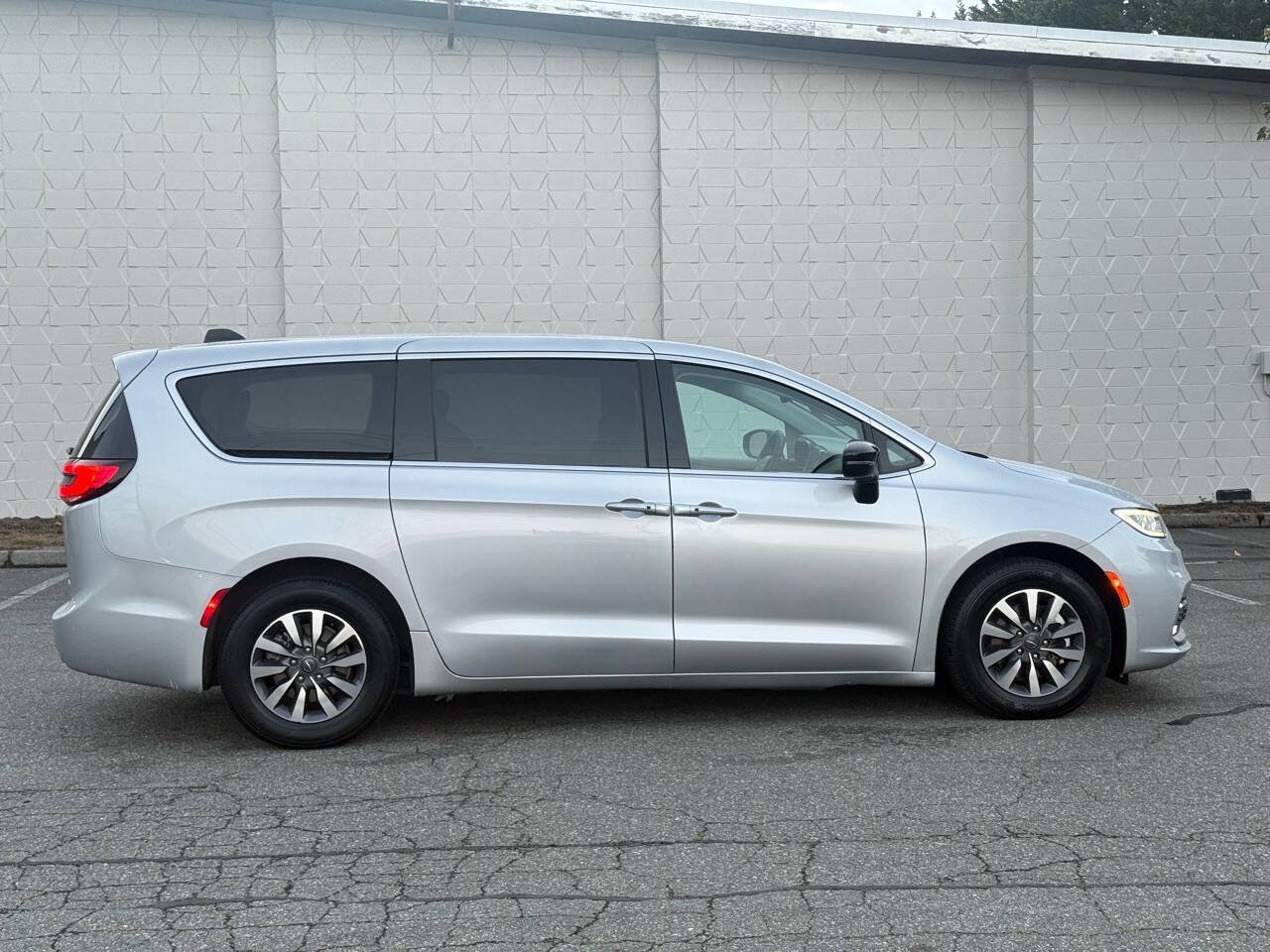 Used 2024 Chrysler Pacifica Limited FWD image 4