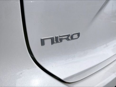 Used 2023 Kia Niro EX image 31
