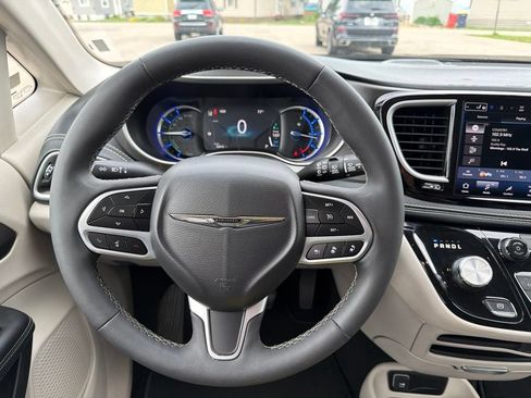 Used 2024 Chrysler Pacifica Limited FWD image 15