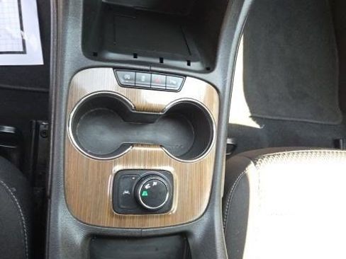 Used 2021 GMC Acadia SLE FWD image 30