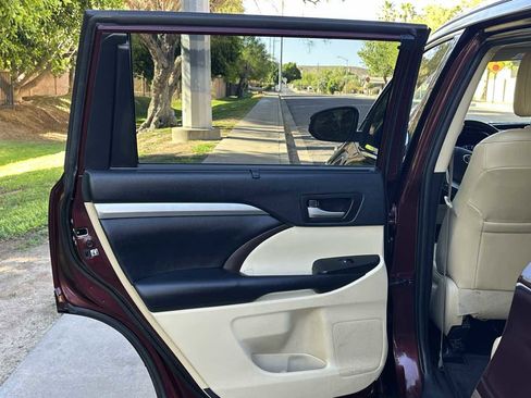 Used 2019 Toyota Highlander XLE image 36