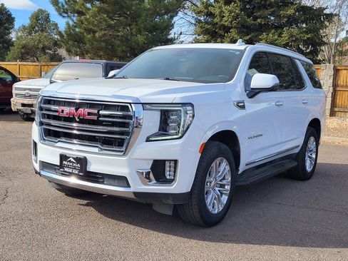 Used 2024 GMC Yukon SLT w/ SLT Luxury Package image 4
