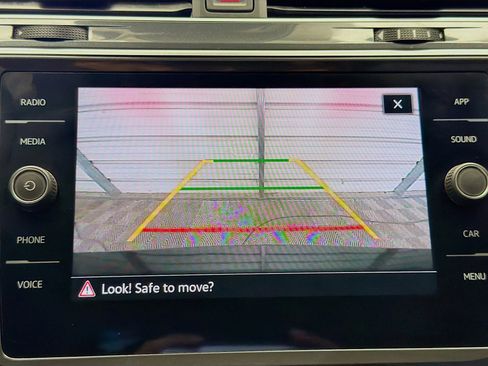 Used 2023 Volkswagen Tiguan SE w/ Panoramic Sunroof Package image 16