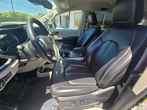 Used 2023 Chrysler Pacifica Touring-L FWD image 22