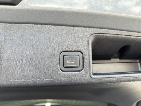 Used 2024 GMC Terrain SLE w/ Driver Convenience Package image 33