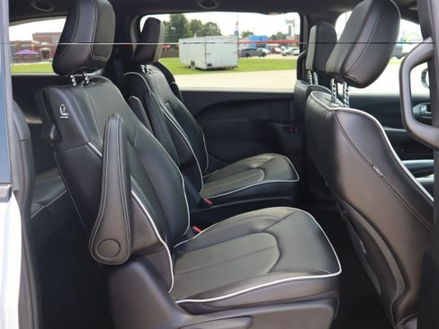 Used 2024 Chrysler Pacifica Premium FWD image 13