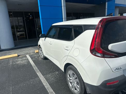 Used 2021 Kia Soul LX FWD image 3