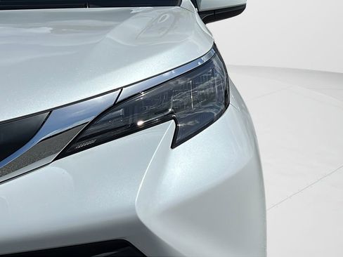 Used 2025 Toyota Sienna XLE FWD image 25
