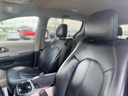 Used 2019 Chrysler Pacifica Touring-L FWD image 33