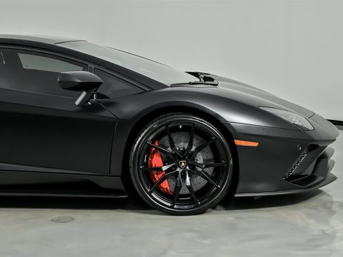 Used 2018 Lamborghini Aventador S image 16