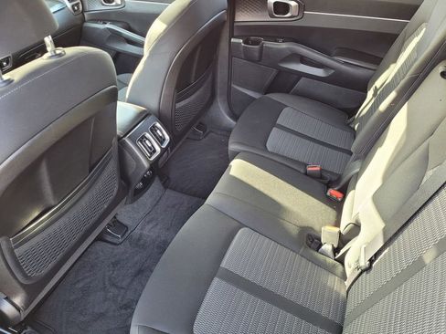 Used 2023 Kia Sorento LX image 10