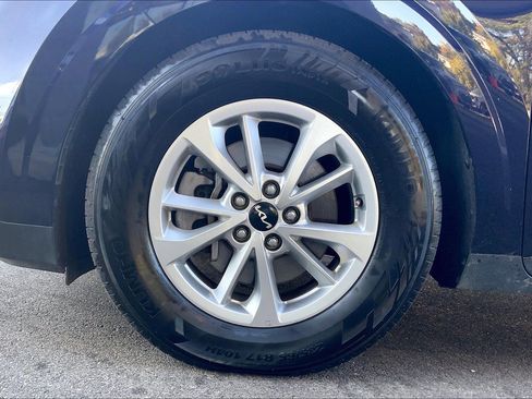 Used 2024 Kia Carnival LX image 10