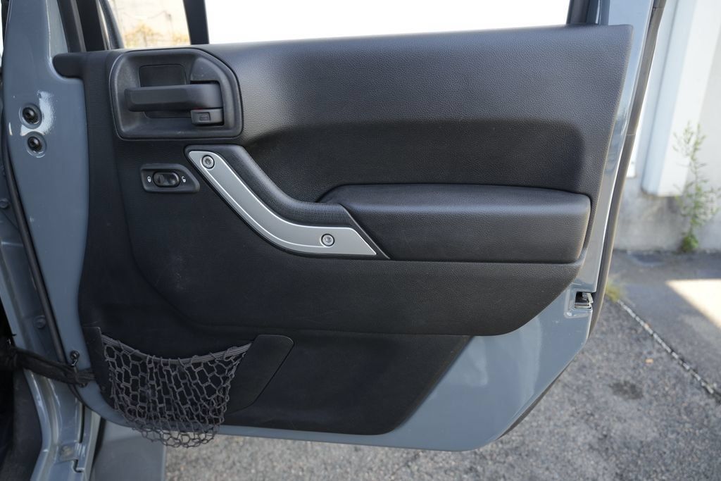 Used 2015 Jeep Wrangler Unlimited Sahara w/ Connectivity Group AWD/4WD image 32
