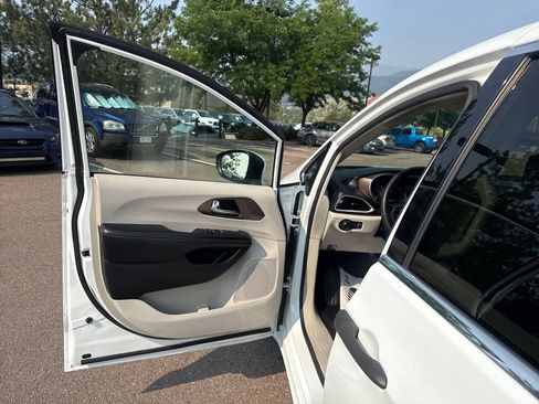 Used 2020 Chrysler Voyager L FWD image 12