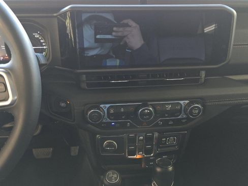 Used 2024 Jeep Wrangler Unlimited Sahara w/ Technology Group image 9