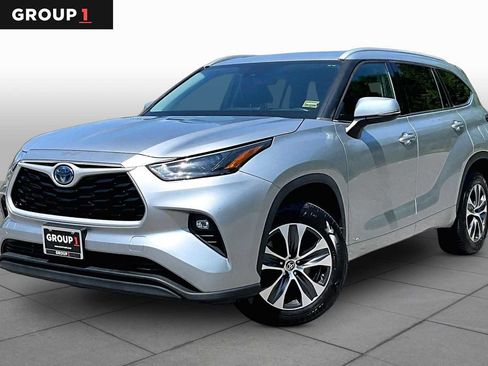 Used 2022 Toyota Highlander XLE AWD/4WD image 1