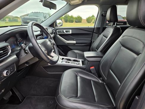 Used 2022 Ford Explorer XLT w/ Equipment Group 202A AWD/4WD image 9